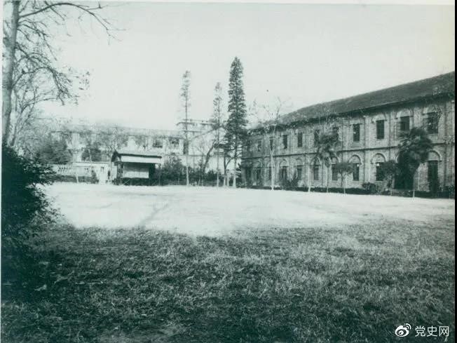 　　1927年3月18日，毛澤東出席在武昌舉行的河南武裝農(nóng)民代表大會，并作湖南農(nóng)運狀況報告。圖為大會會場——武昌農(nóng)講所大操場。