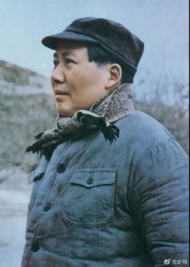 　　1947年3月18日，中共中央機關主動撤離延安。毛澤東和周恩來、任弼時等繼續(xù)留在陜北，指揮全國人民解放戰(zhàn)爭。這是轉戰(zhàn)陜北前夕的毛澤東。
